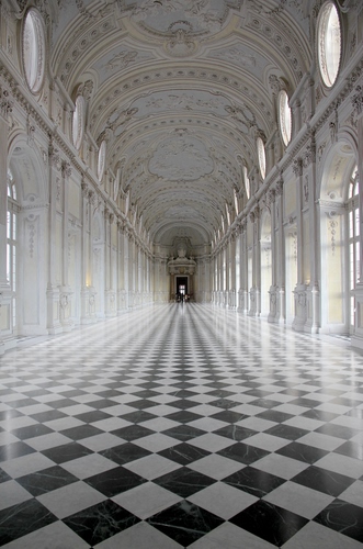 Immagine con finestre, prospettiva, nero, soffitto, bianconero, bianco, pavimento, galleria, corridoio, geometrie, rombi, scacchi, stucchi, quadrati, marmo, volta, mattonelle, archi, reggia, salone