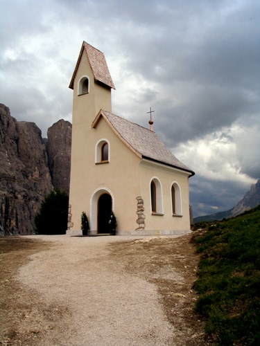 Immagine con chiesa, nuvole, campanile, croce, montagna, chiesetta, cielo, finestre