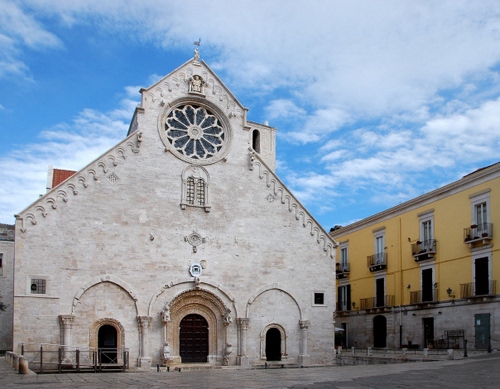 Immagine con rosone, chiesa, facciata, piazza, cielo, portali, porte, nuvole, bianco