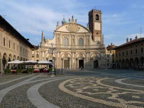 Immagine con chiesa, piazza, campanile, mosaico, lampione, portici, ombrelloni, palazzi, cerchi