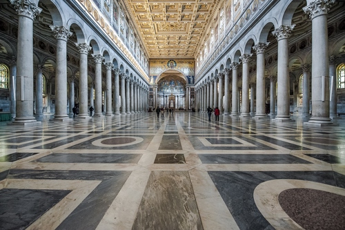 Immagine con colonne, pavimento, soffitto, prospettiva, archi, chiesa, marmo, capitelli, cerchi, navate, marmi, basilica, roma, interno, cassettoni, geometrie