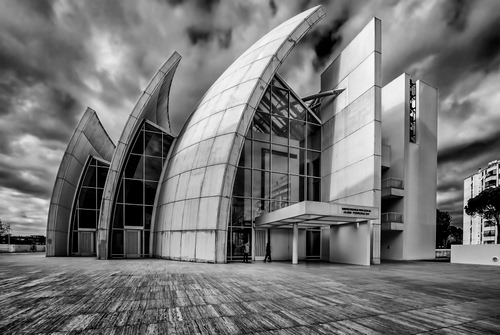 Immagine con nuvole, bianconero, architettura, cielo, chiesa, curve, vetrate, piazza, vetro, moderno, palazzi, cemento, muri, edificio, archi