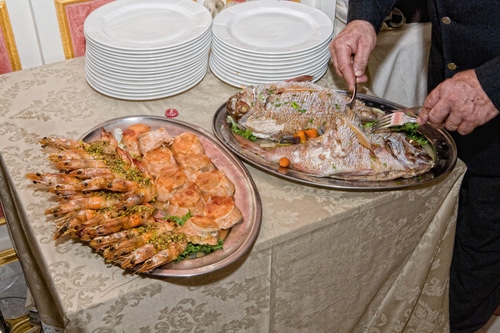 Immagine con piatti, cibo, pesce, vassoi, mani, tavolo, vassoio, gamberi