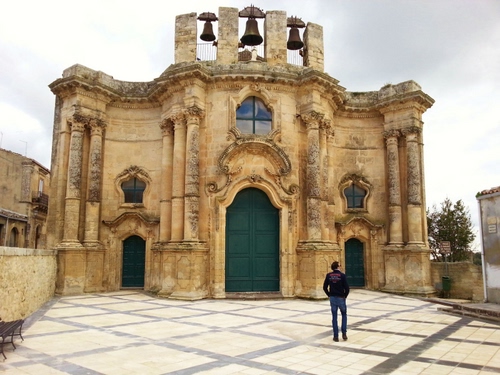 Immagine con campane, chiesa, colonne, piazza, uomo, finestre, barocco, tre, porte, persona, portoni