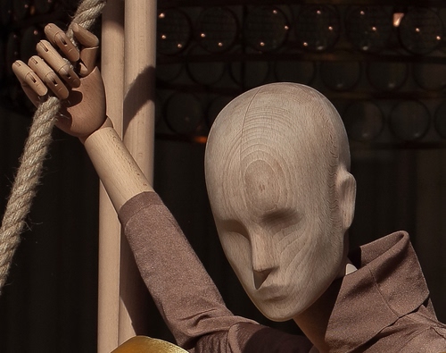 Immagine con manichino, legno, corda, mano, testa, fune, marrone, luci, braccio, nero, volto, notte