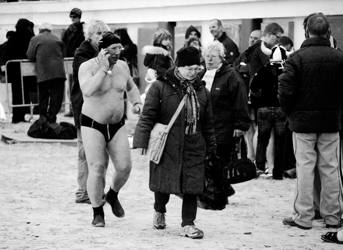 Immagine con bianconero, persone, costume, nudo, uomo, borsa, cuffia, gente, telefono, scarpe, contrasto, donna, borse, inverno, sciarpa, freddo, slip, cappotti, transenna