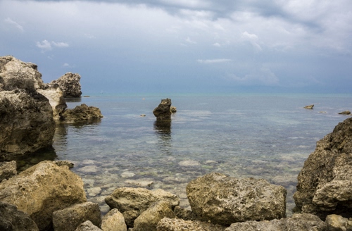 Immagine con nuvole, scogli, cielo, mare, acqua, rocce, azzurro, scogliera, trasparenza, sassi, orizzonte, pietre, trasparenze
