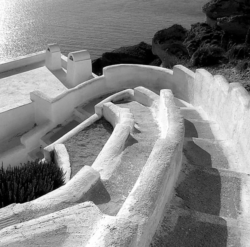 Immagine con mare, bianco, gradini, scale, bianconero, scalinata, scala, scalini, rocce, muro