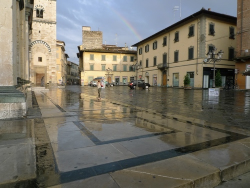 Immagine con piazza, pioggia, ombrello, case, lampione, acqua, bagnato, riflessi, auto, riflesso, lampioni, finestre, donna, automobile, arcobaleno, geometrie, lucido, palazzi, pavimento, chiesa