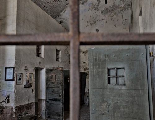 Immagine con porte, porta, croce, ferro, finestra, grata, quadri, inferriata, cella, rudere, legno, finestre