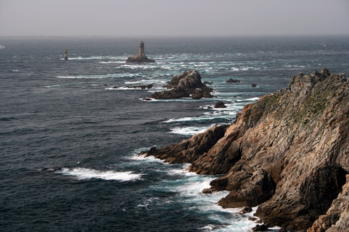 Immagine con faro, mare, scogli, onde, acqua, scogliera, rocce, schiuma, bianco, cielo