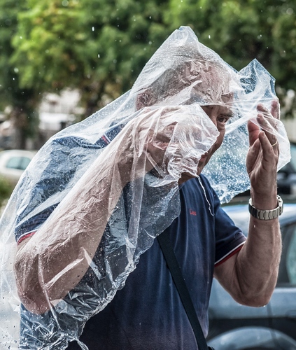 Immagine con pioggia, orologio, plastica, uomo, gocce, verde, alberi, impermeabile, blu, acqua, persona, maglietta, trasparente, riparo, maglia