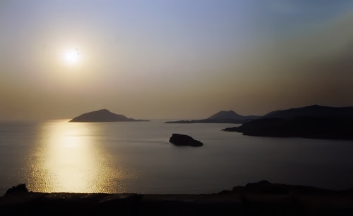 Immagine con mare, sole, riflesso, acqua, isole, controluce, scogli, tramonto, isola, cielo, riflessi, scogliera