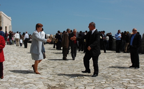 Immagine con persone, piazza, cielo, mani, donna, uomini, incontro, folla, ballo, incontri, saluti, festa, vestiti, saluto, azzurro, assembramento, eleganza