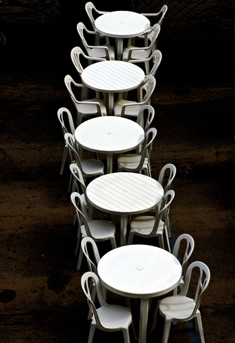 Immagine con sedie, bianco, tavolini, tavoli, nero, cerchi, fila, prospettiva, tanti, cinque, bianconero