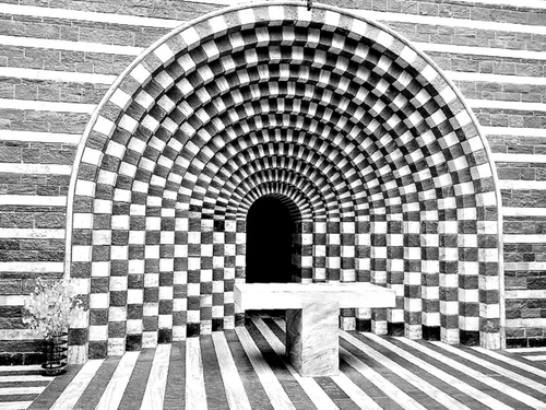 Immagine con altare, bianconero, arco, vaso, fiori, chiesa, archi, marmo, quadrati, geometrie, righe, nero, bianco, pietra, linee, pavimento, architettura