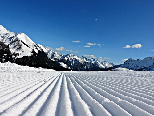 Immagine con neve, bianco, cielo, nuvole, montagna, inverno, montagne, azzurro, linee, righe, solchi, cime, roccia