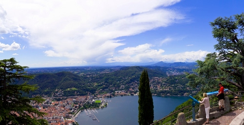 Immagine con lago, alberi, nuvole, cielo, panorama, paese, acqua, azzurro, cipresso, persone, verde, città, case, paesaggio, borgo, due, montagne, cannocchiale