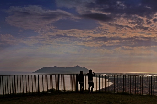 Immagine con cielo, nuvole, mare, tramonto, ringhiera, due, persone, golfo, acqua, controluce, paesaggio, silhouette, azzurro, promontorio