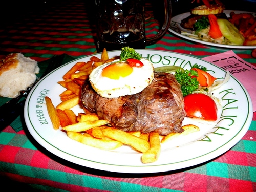 Immagine con carne, piatto, uovo, patate, patatine, cibo, secondo, pomodori