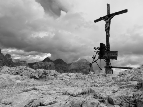 Immagine con nuvole, bianconero, croce, montagna, crocifisso, cielo, rocce, montagne, roccia, pietre, sassi, vetta