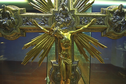 Immagine con croce, oro, raggi, crocifisso, dorato, corona, crocefisso, cristo, gesù, crocifissione, sculture, argento, spine, metallo