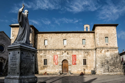 Immagine con finestre, statua, museo, piazza, portone, monumento, palazzo, nuvole, cielo, chiesa, facciata, edificio, torri, arco