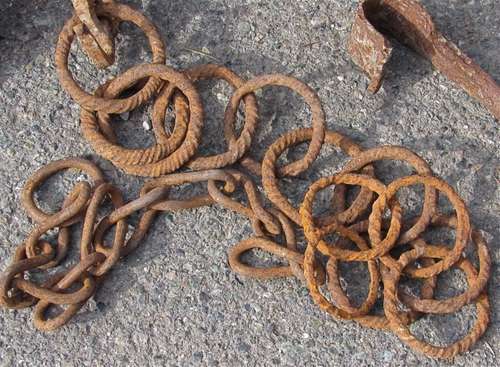 Immagine con anelli, ruggine, ferro, catena, cerchi, ovali, ganci, cemento