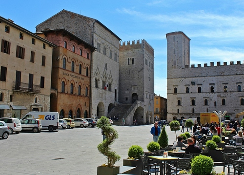 Immagine con piazza, piante, merli, palazzi, torre, finestre, tavolini, auto, vasi, sedie, scalinata, verde, automobili, città, cielo, castello, palazzo, macchine, case, facciate, balcone