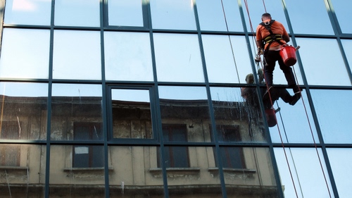 Immagine con riflesso, finestre, secchio, vetri, lavavetri, palazzo, appeso, riflessi, operaio, funi, uomo, lavoro, pulizia, lavoratore, vetro, specchio, casa, rettangoli, vetrate, pulire, corde