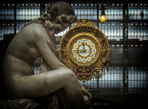 Immagine con orologio, statua, oro, numeri, lancette, luce, marmo, lampione, scultura, stazione, ore, donna, museo, dorato, cerchio, romani