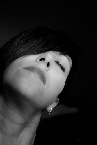 Immagine con viso, ritratto, donna, orecchino, bianconero, labbra, bocca, sensuale, naso, capelli, narici, volto