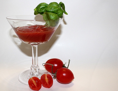 Immagine con basilico, pomodori, bicchiere, rosso, verde, calice, pomodoro, vetro, succo