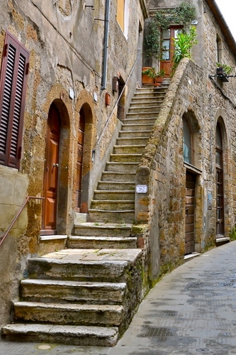 Immagine con porte, scala, finestre, piante, gradini, borgo, vasi, scalinata, strada, numero, finestra, scalini, verde, pietre, archi, persiana, civico, vicolo