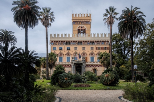 Immagine con palme, finestre, merli, giardino, villa, torre, alberi, castello, cielo, verde, palazzo, casa, erba, porte, lampione, portone, aiuole