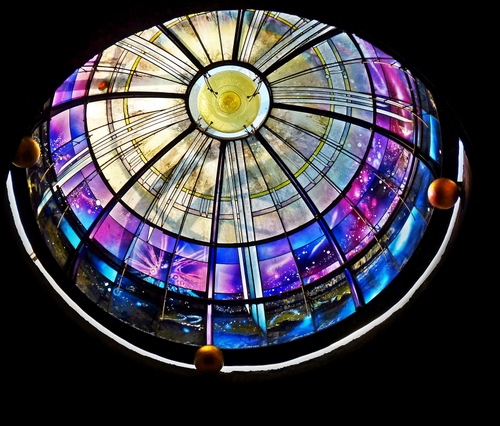 Immagine con cupola, giallo, colori, viola, sfere, cerchio, blu, cerchi, vetri, nero, vetro, raggi, vetrata, luce, soffitto, luci, azzurro, interno
