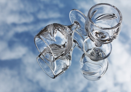 Immagine con bicchieri, vetro, nuvole, cielo, riflesso, calici, riflessi, due, azzurro, trasparenze, trasparente, bianco