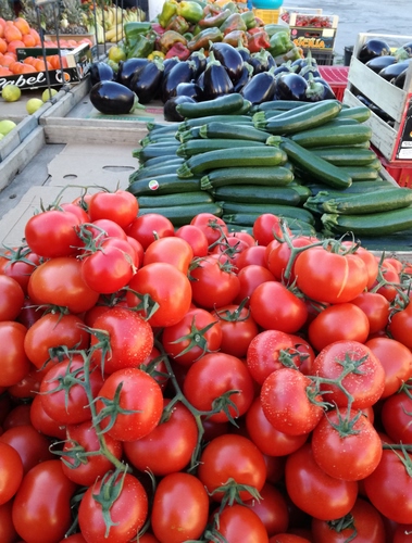 Immagine con zucchine, melanzane, pomodori, ortaggi, rosso, verde, mercato, cassette, peperoni, viola, verdure, verdi, verdura, bancarella, mucchi, colori, banco, esposizione