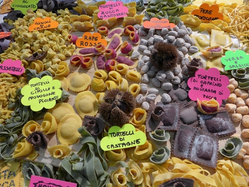 Immagine con pasta, tortellini, cibo, castagne, tortelli, ricci, gnocchi, tagliatelle, colori, scritte