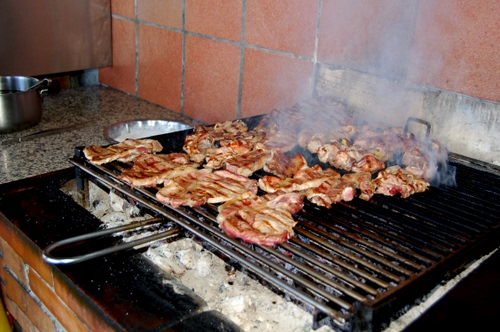 Immagine con carne, fumo, griglia, brace, cibo, grigliata, cucina