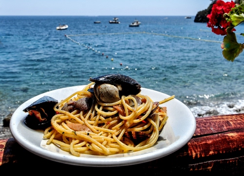 Immagine con spaghetti, mare, piatto, barche, cozze, vongole, acqua, fiore, primo, cielo, cibo, fiori