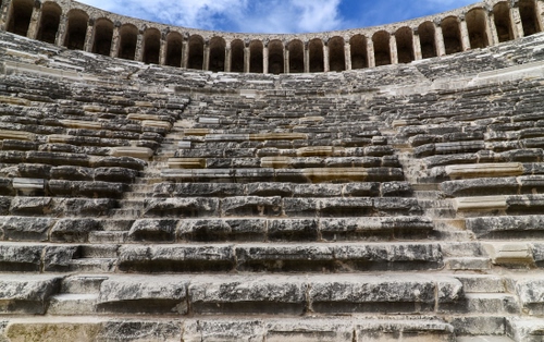 Immagine con cielo, archi, anfiteatro, teatro, scalinata, colonne, gradini, scale, nuvole, pietra, pietre, prospettiva, colonnato, archeologia