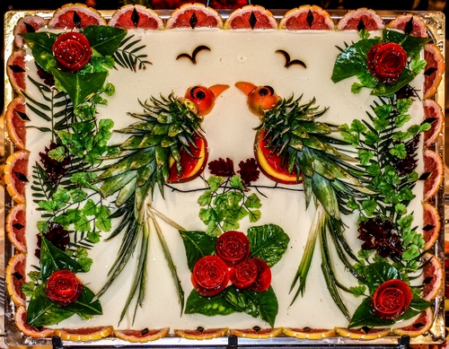 Immagine con torta, frutta, verde, cibo, uccelli, rose, decorazioni, rosso, dolce, fiori, arance