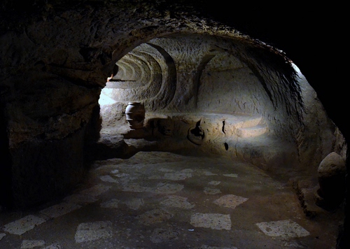 Immagine con arco, vaso, luce, grotta, anfora, pietra, pavimento, curva, buio, galleria, luci, archi, gradini, archeologia, volta, giara, ombre