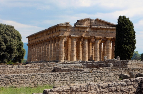 Immagine con alberi, tempio, colonne, pietre, cielo, verde, nuvole, rovine, rudere, azzurro, erba, ruderi, mura, colonnato, muri, frontone, antichità, timpano