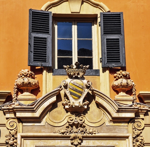 Immagine con stemma, corona, finestra, vasi, vetri, persiane, fregi, muro, giallo, imposte, ante, portale, decorazioni, sculture, riflessi, finestre, barocco