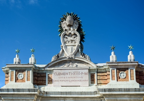 Immagine con stelle, stemma, cielo, tiara, azzurro, marmo, papa, lapide, monumento, simboli, scritte, papale, scudo