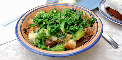 Immagine con piatto, verde, cibo, pane, broccoli, verdure, verdura, posate, carne