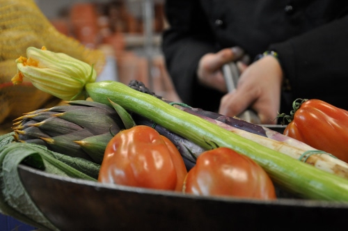 Immagine con pomodori, zucchina, carciofo, verdura, fiore, cibo, carciofi, mani, verde, pomodoro, rosso, zucchine, ortaggi