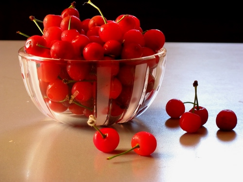 Immagine con rosso, ciliegie, frutta, ciotola, vetro, picciolo, rosse, cibo, vaso, amarene